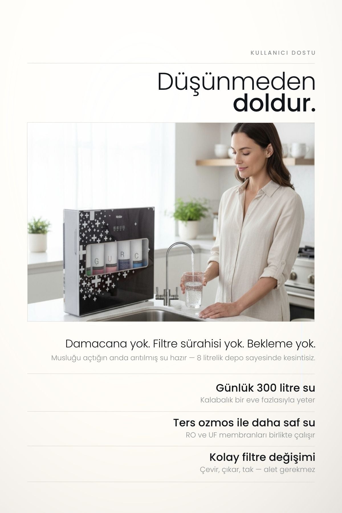 Mutfakta Haier su arıtma cihazından bardağa arıtılmış içme suyu dolduran kullanıcı